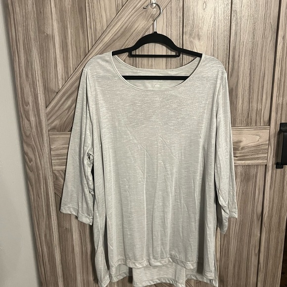 New w/o tags SUPER CUTE top w/ cut out back design, slit sides & high/low hem - Picture 1 of 4